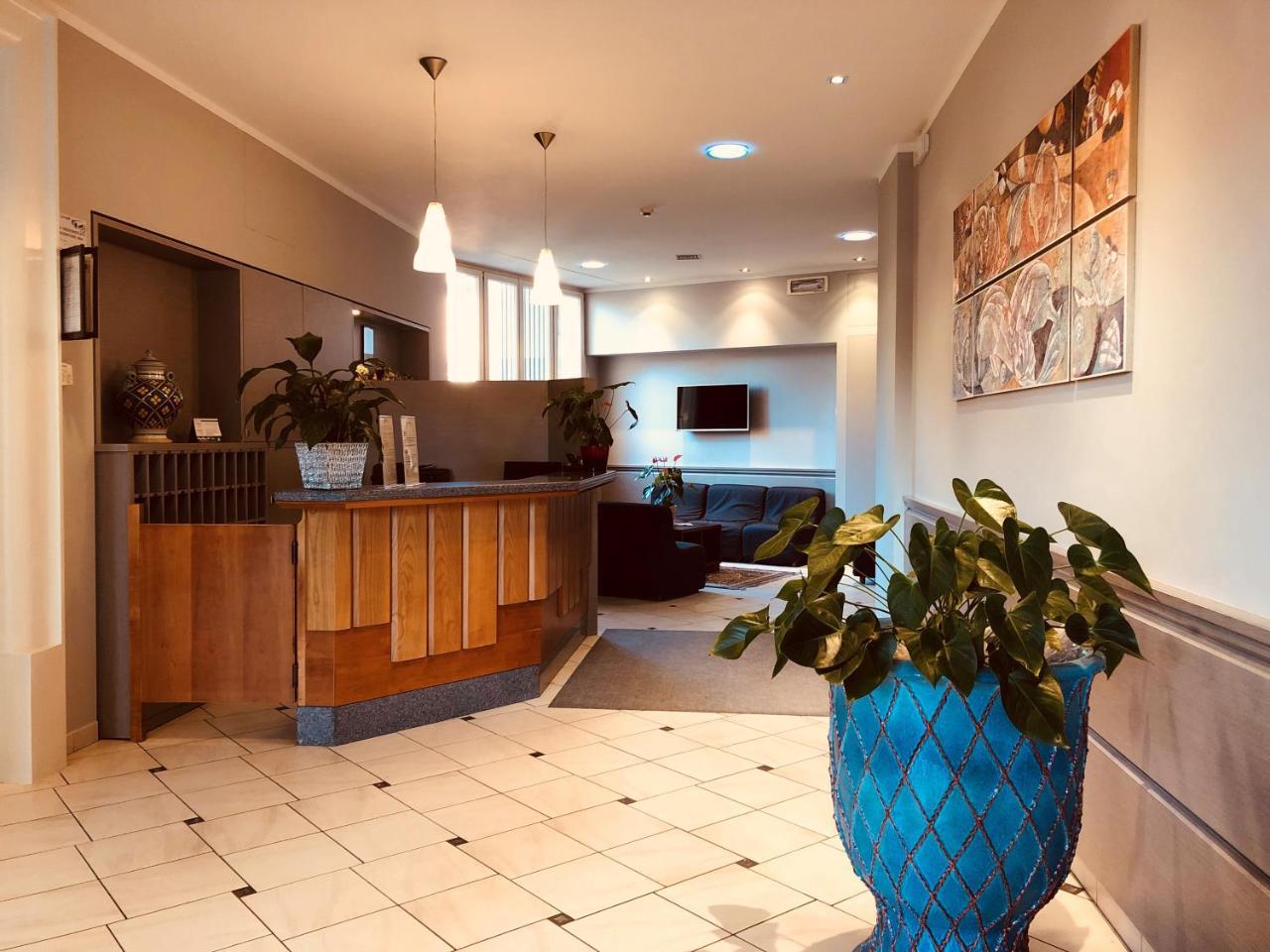 סיניה Hotel Delfina מראה חיצוני תמונה