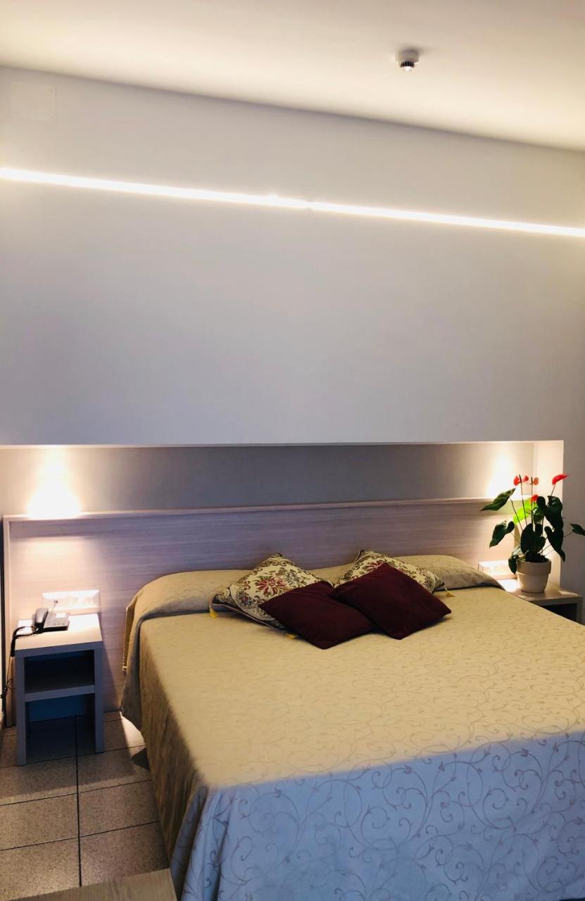 סיניה Hotel Delfina מראה חיצוני תמונה